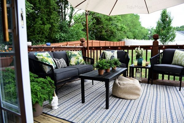 outdoor deck with plants
