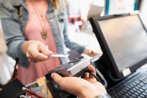 woman handing out credit card to the cashier